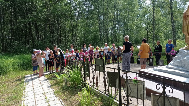 посещение братской могилы в с.Зимницы.